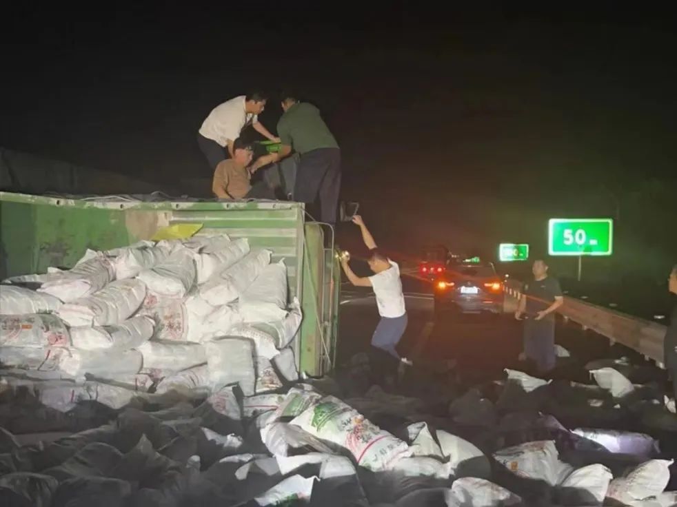 亿博暖心警事｜高速路上货车侧翻 民警返单位途中紧急救援(图1)